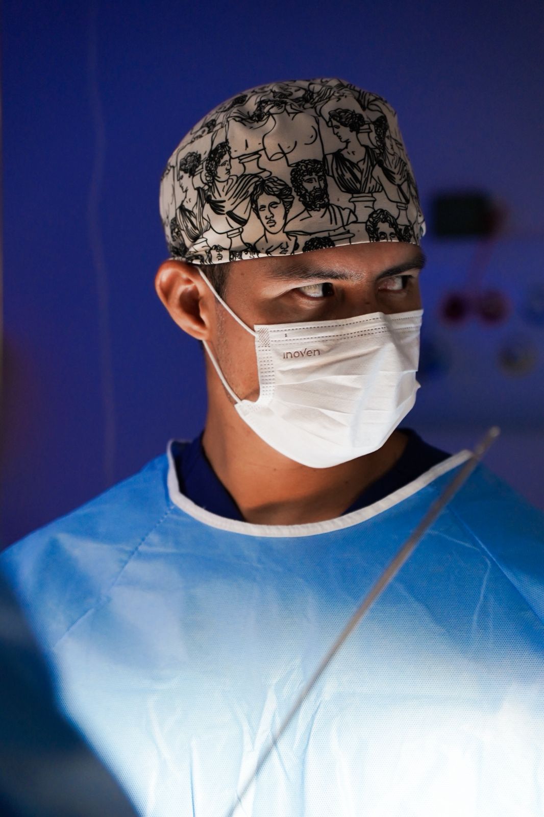 Dr. Israel Salgado - Retrato con Cubrebocas en Quirófano